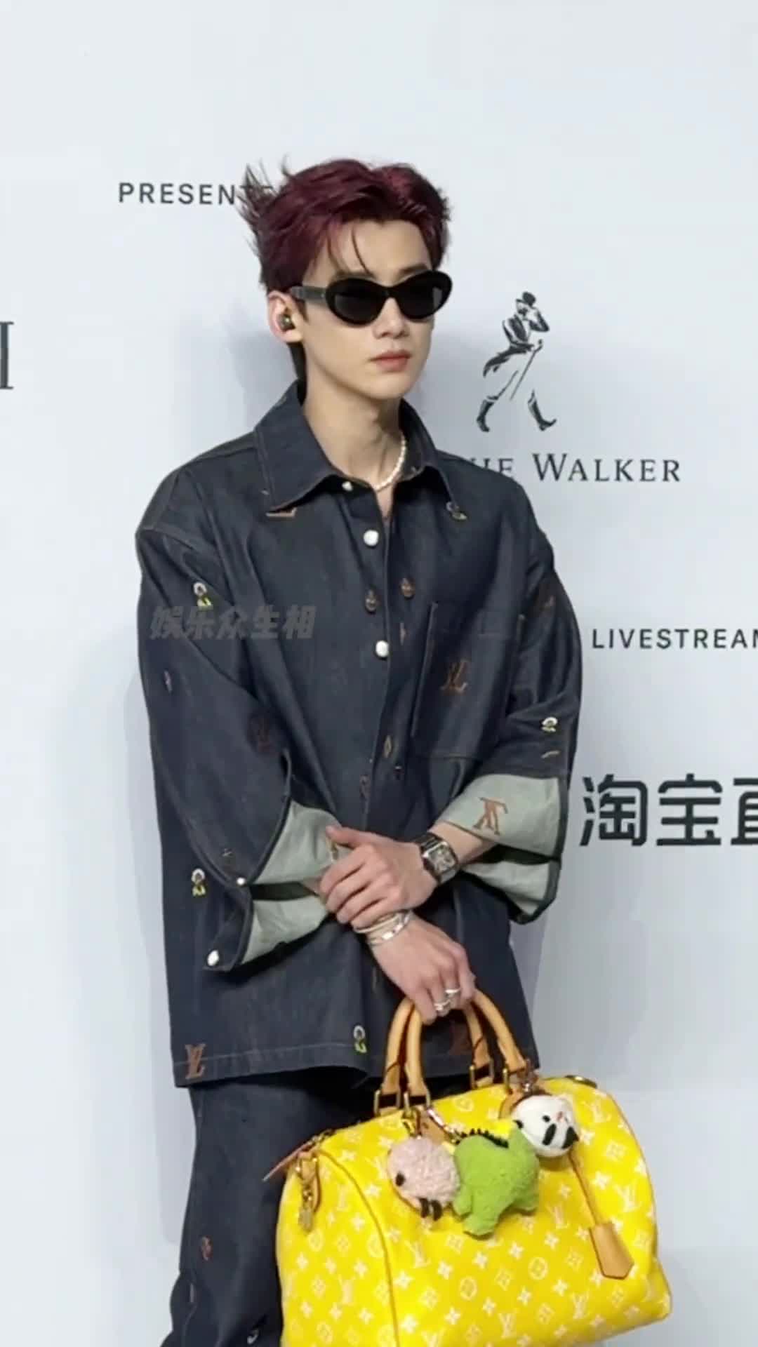 白敬亭 牛仔套装搭配猫儿发型酷中带着可爱#gq红毯