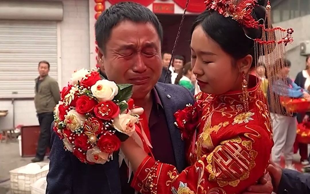 23日,山西一位父亲送女儿出嫁时泪流满面,都说父爱