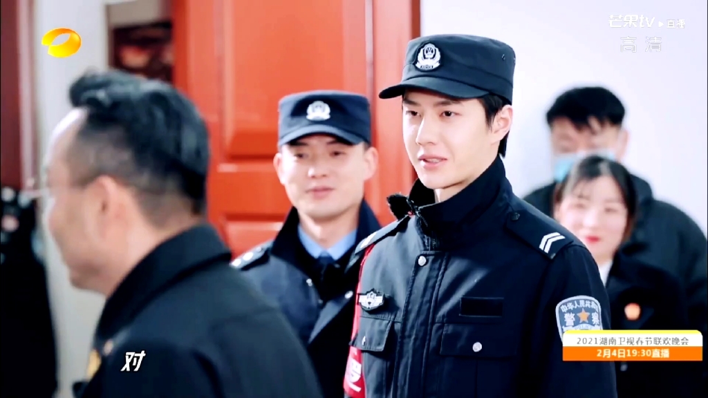 王一博天天向上笑起来很甜的法警哥哥