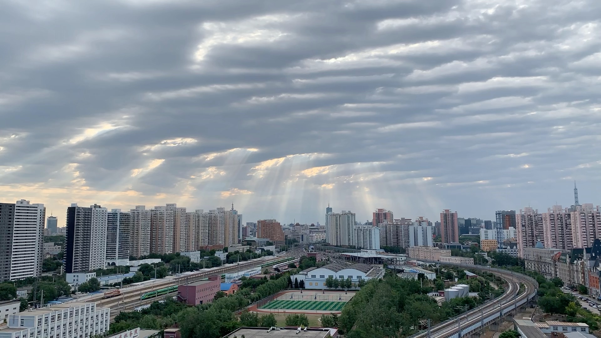 [图]周末京城阳光雨，撒向人间都是爱。