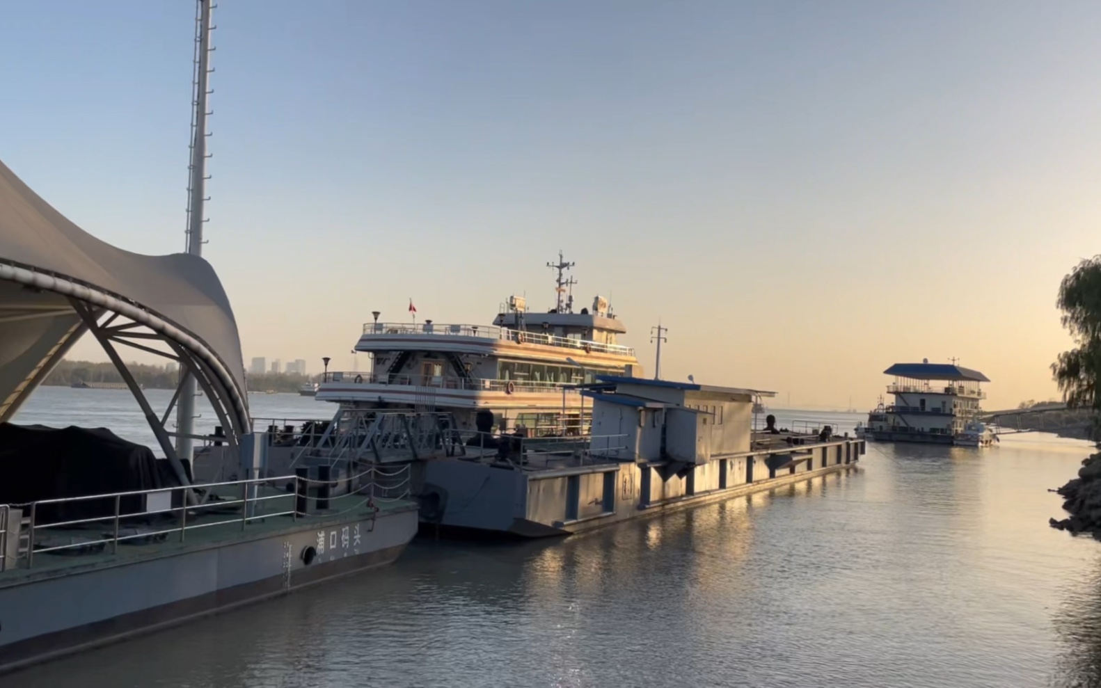 和姐妹又出来散心啦……来南京这么久,第一次在中山码头坐轮渡,很开心