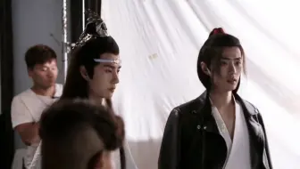 一开始我只顾着看你装作不在意