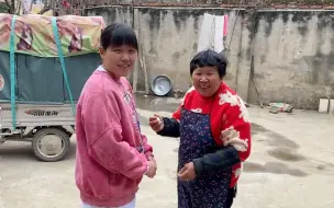 Video herunterladen: 28岁生日婆婆竟把儿媳赶回娘家，儿媳却乐的合不拢嘴，场面太暖了