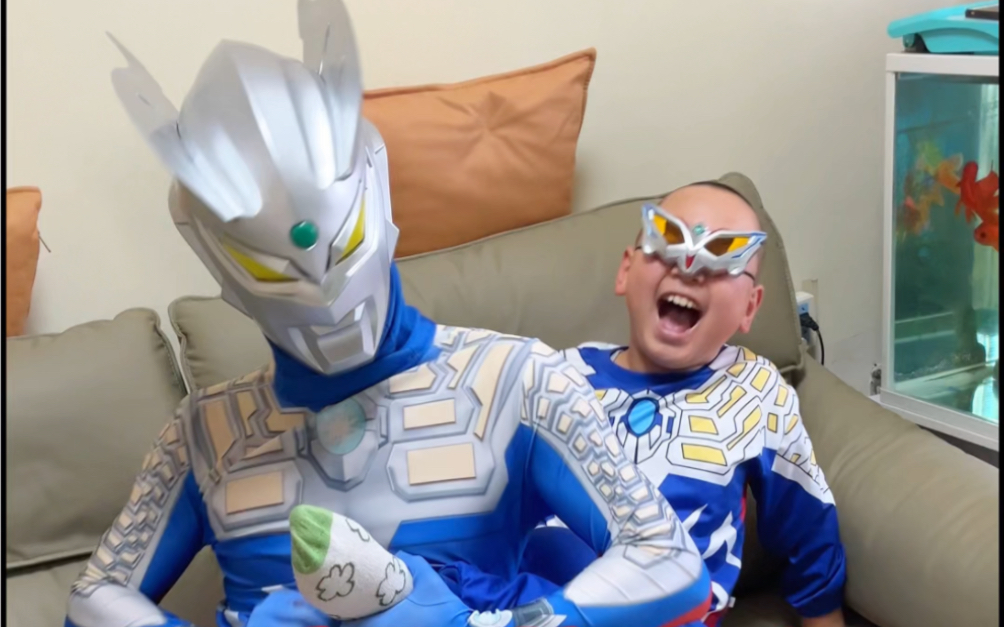 赛罗奥特曼挠六六痒痒!