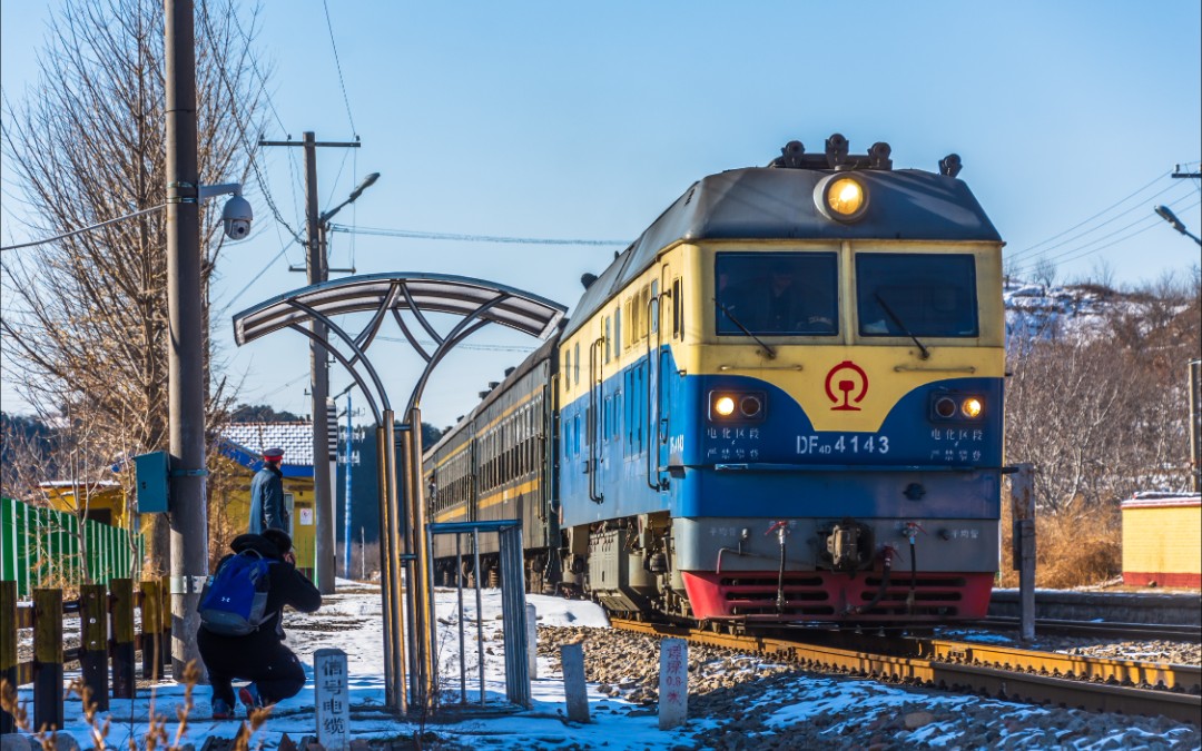 【京承铁路】京承小绿皮6420次怀柔站进站停车