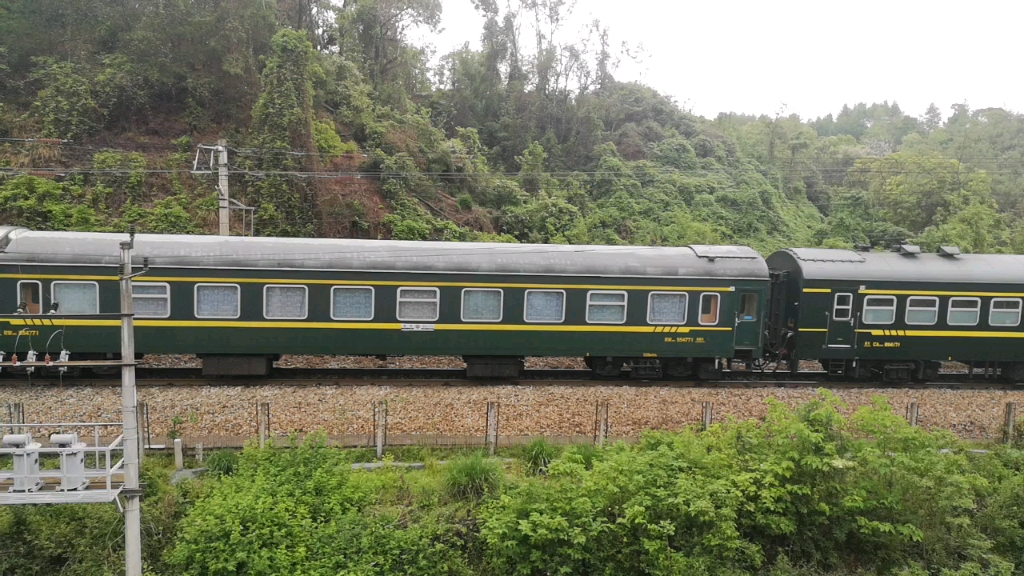 路过这里就拍一拍火车吧,正好k1454(赣州—北京丰台)要经过了