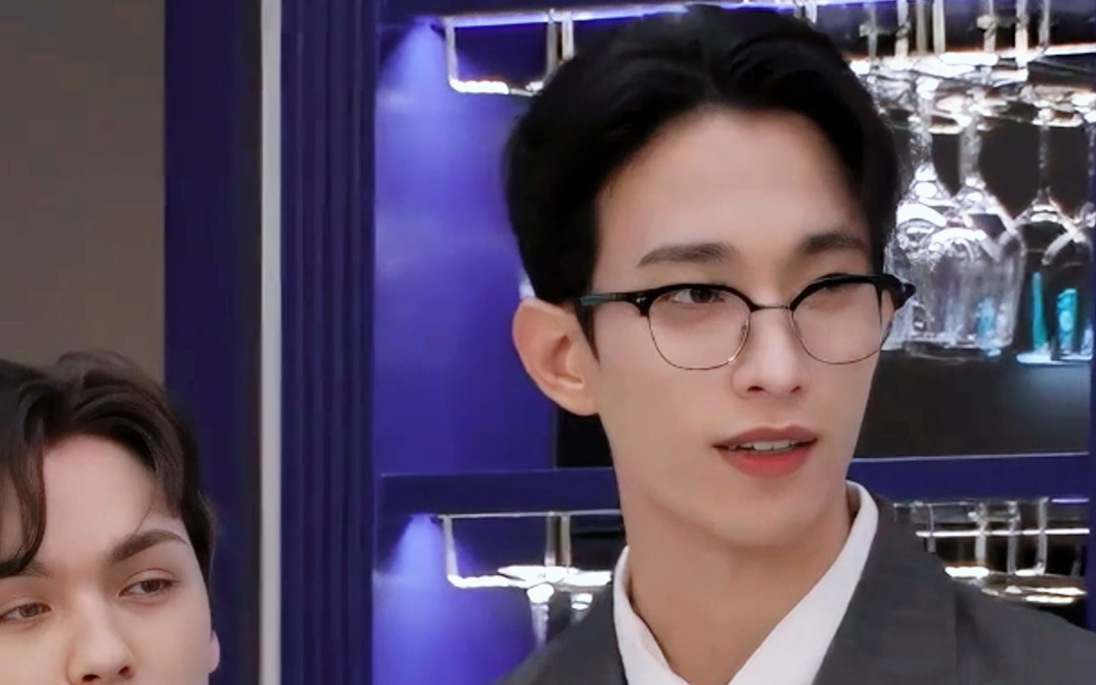 李硕珉西装眼镜杀