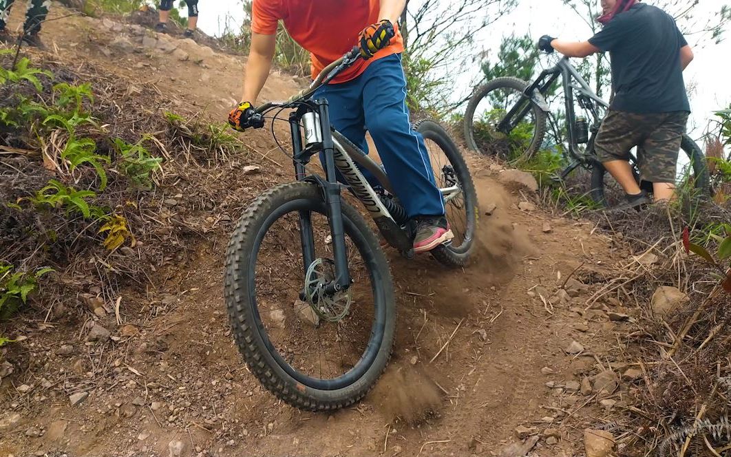 看门狗大战网红坡 commencal v4.