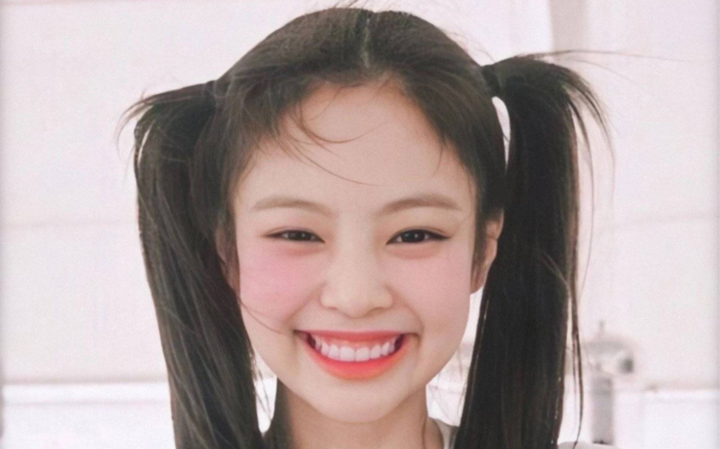 jenniesolo丝滑并不乱剪看奶妮如何飒你一脸