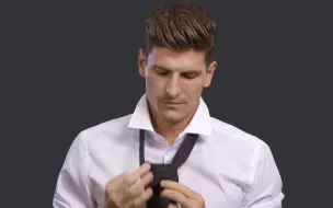 Video herunterladen: 马里奥戈麦斯HUGO BOSS领带挑战【Mario Gomez】