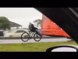 下载视频: 他想到了骑车避雨🌧️的好办法🚴