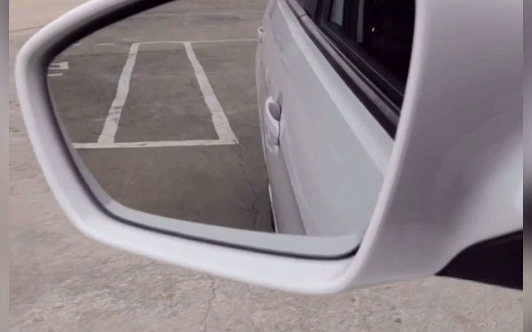 科目二新手倒车入库,如果一边宽一边窄是因为什么呢?@阿斌学车