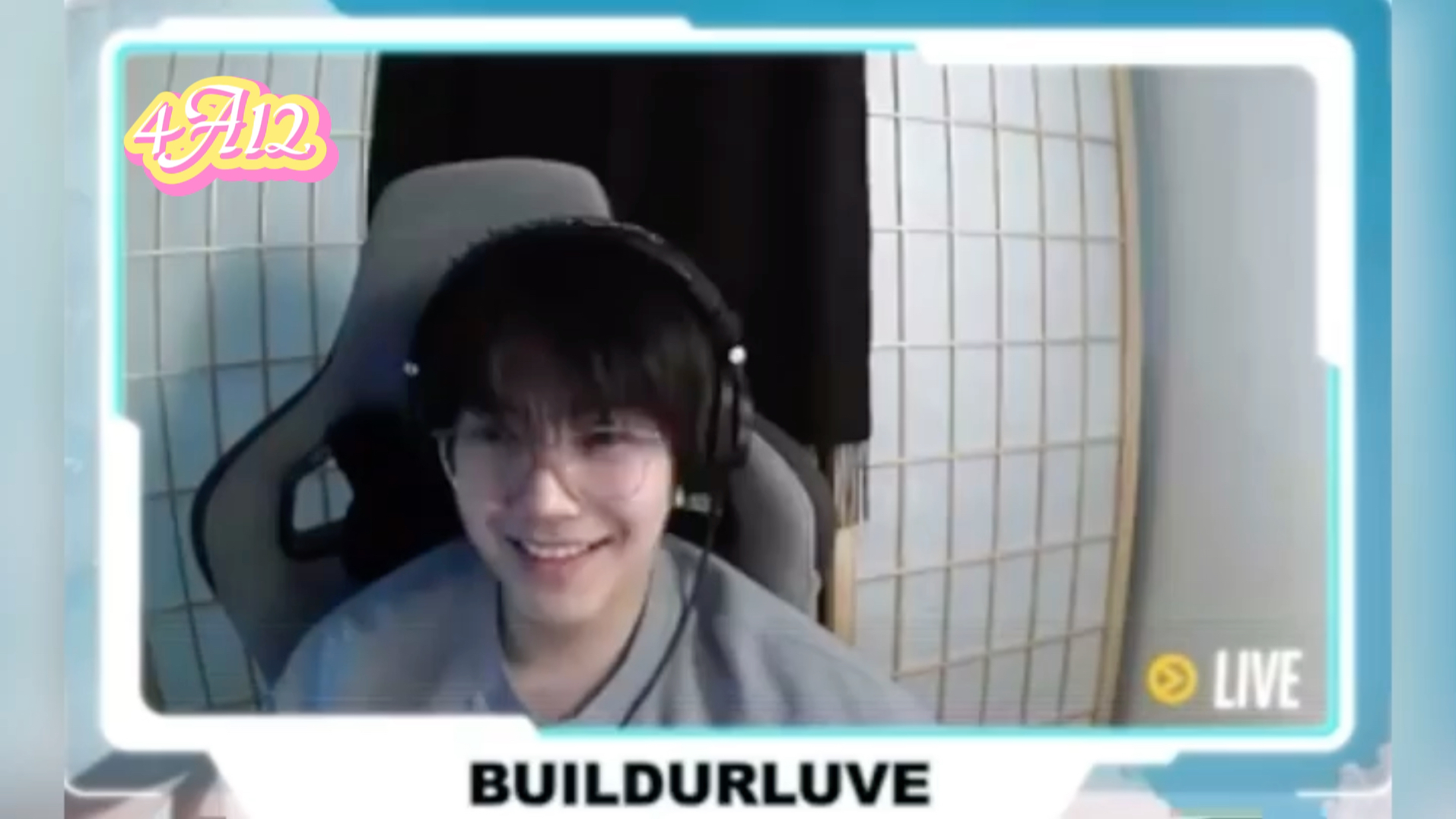 《biblebuild》b宝直播,然后有粉丝在问评论问,bb会不会来现场和他一起玩游戏,b宝就拿手机出来给大家看他和bb聊天记录,bb说要吃晚饭再来.哔哩哔...