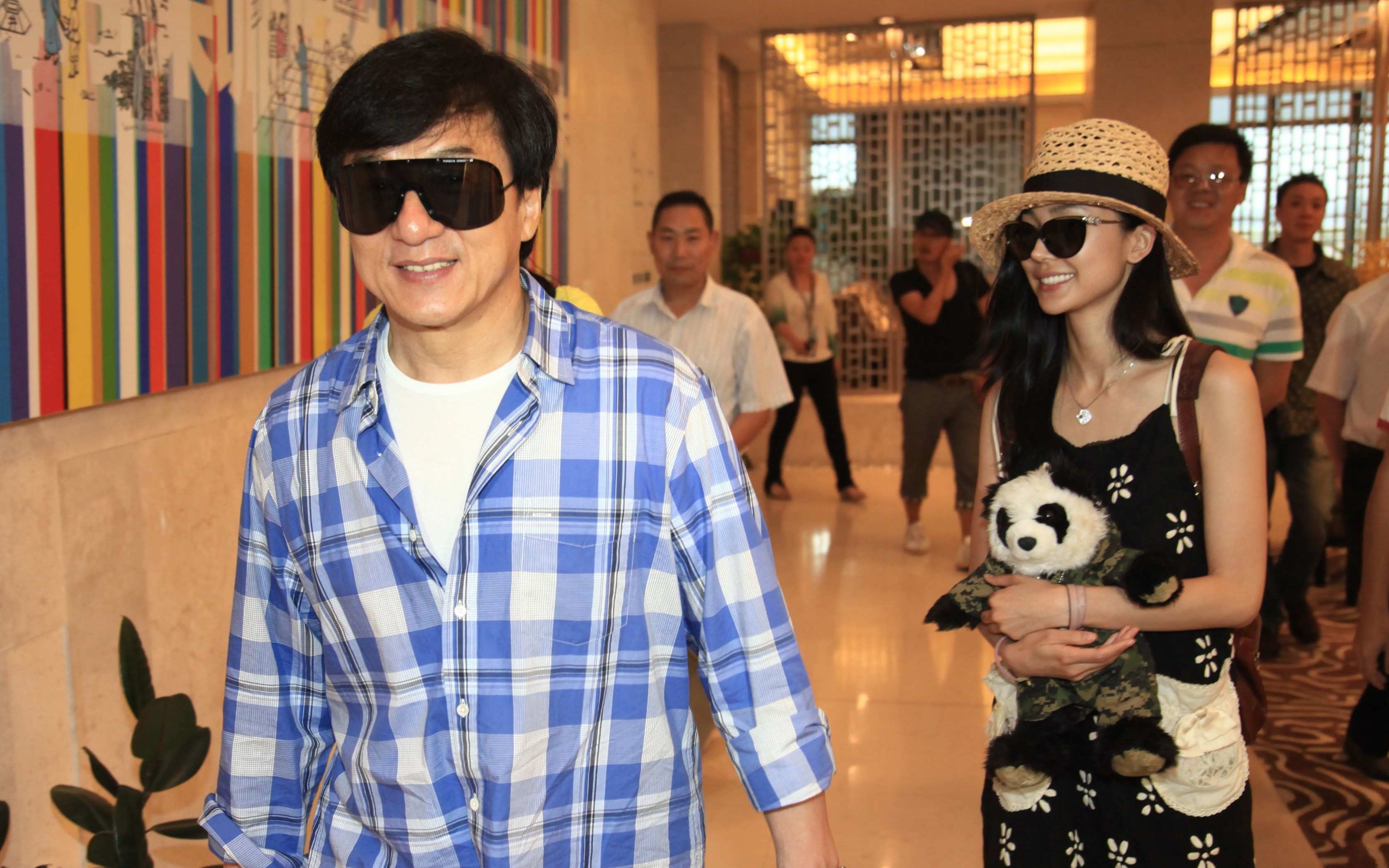 成龙献给妻子林凤娇的歌曲听哭了无数人,你听过吗!大哥也有柔情一面!