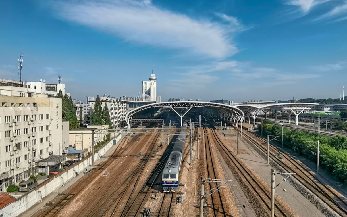 南局鹰段df11内燃机车0326号机牵引南京——广州t151次列车,南京站