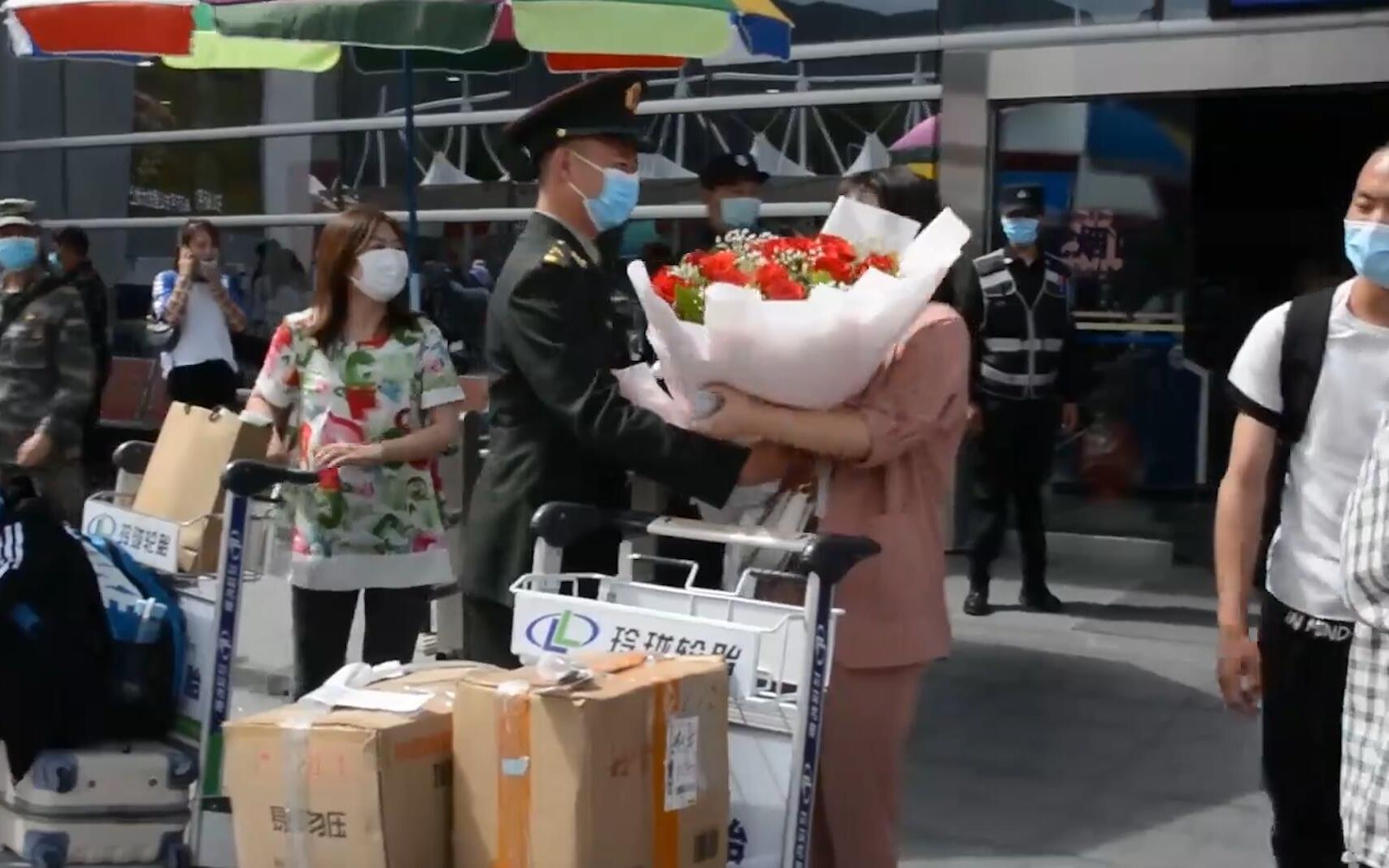 超暖!退伍老兵迎接妻子最后一次来队 手捧鲜花接机甜蜜"撒糖"