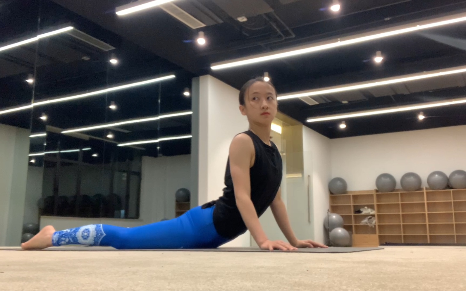 一组夹肘俯卧撑,然后眼镜蛇拉伸一下