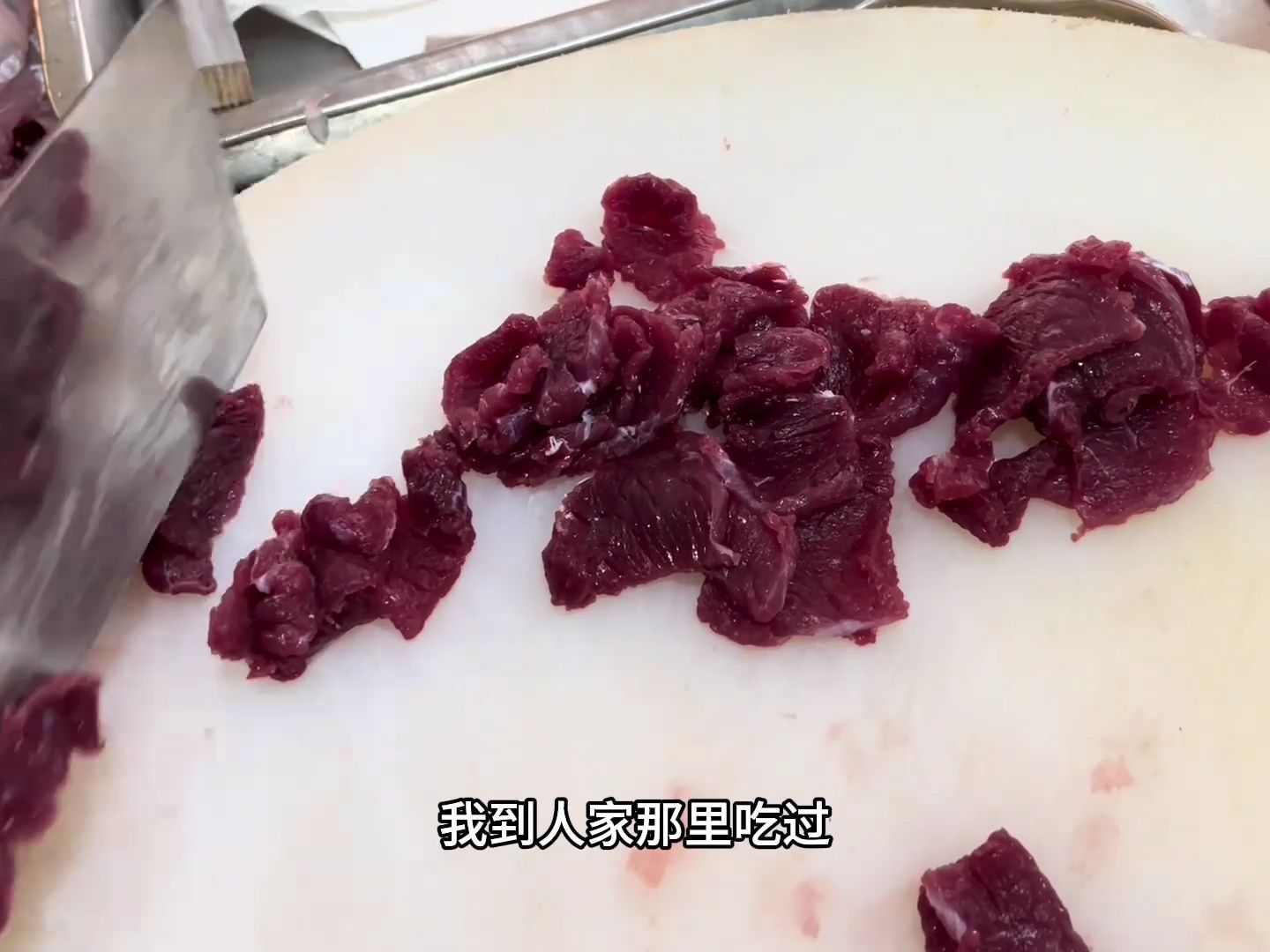 从重庆过来吃新鲜的牛肉生,他说生吃牛肉比鱼生还要好吃多了