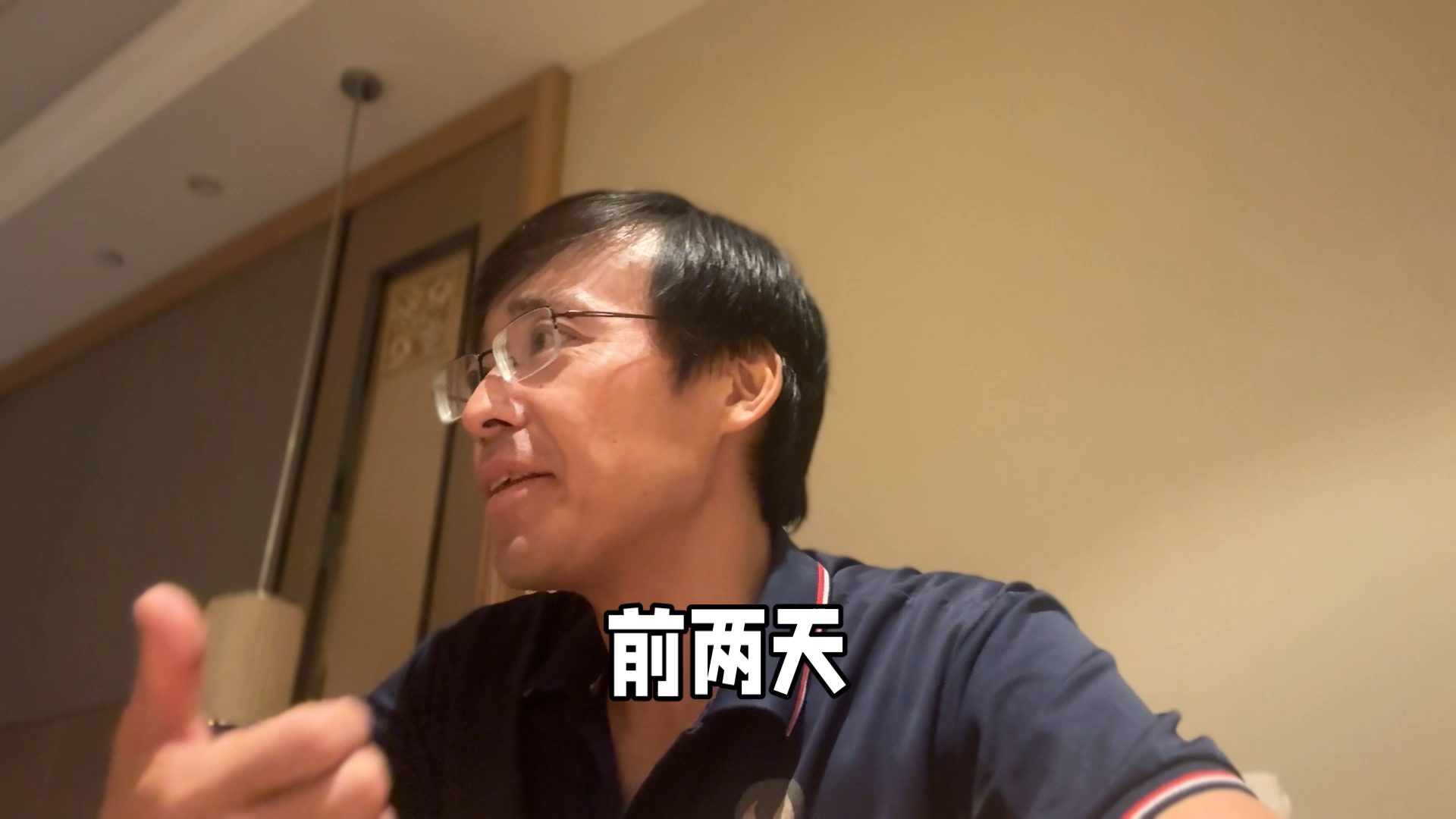 老蔡最近又惹麻烦了？因为B站的一条视频，被某政法挂到校园墙上了？？