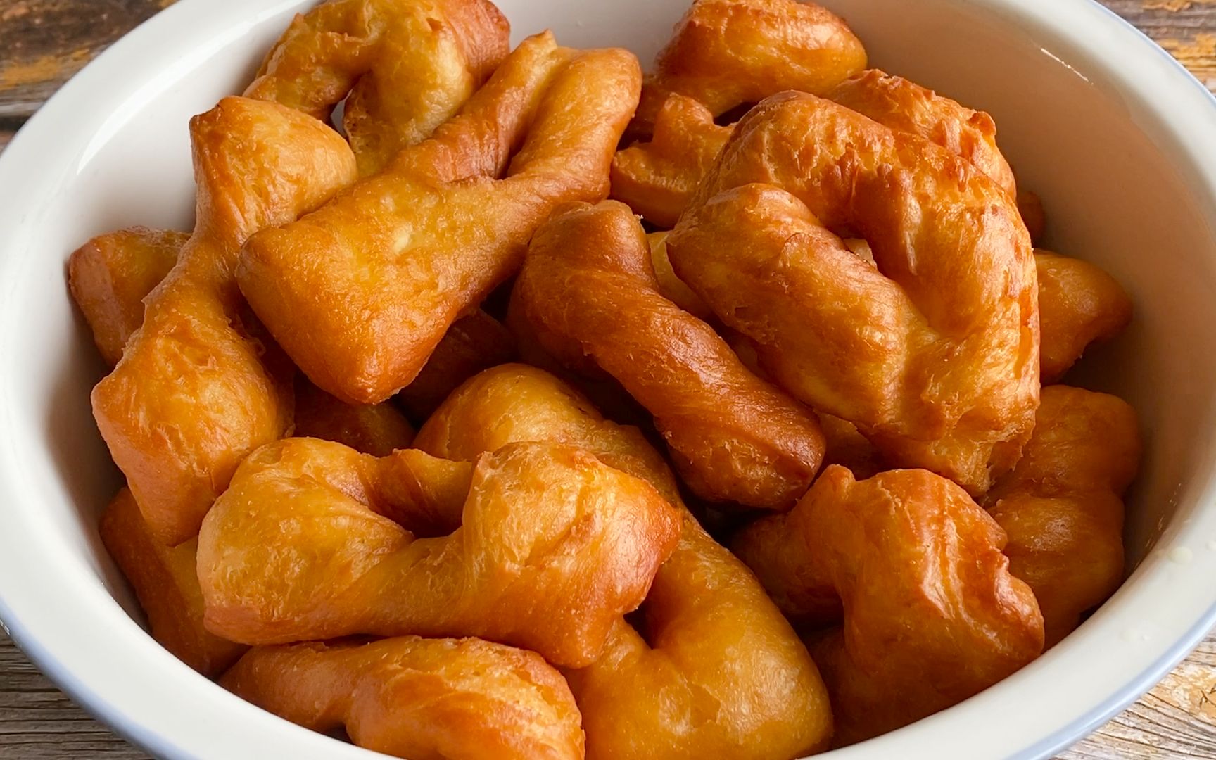 蒙古果子,一大碗面加6个鸡蛋,脆脆的软软的,好吃又解馋 【三丰美食】