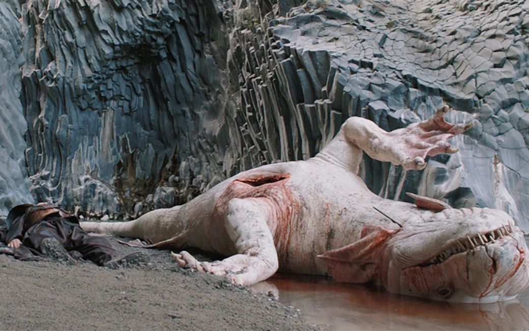 国王与海怪同归于尽,皇后却没看他一眼,只顾吃海怪心脏怀孕生子