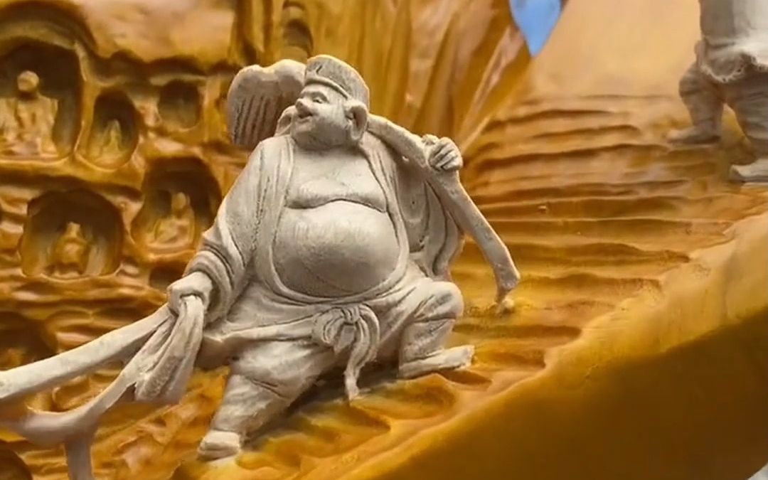 近日,福州一根雕师傅用传统古法工艺雕刻木头,成品端庄凝重,令人惊艳!