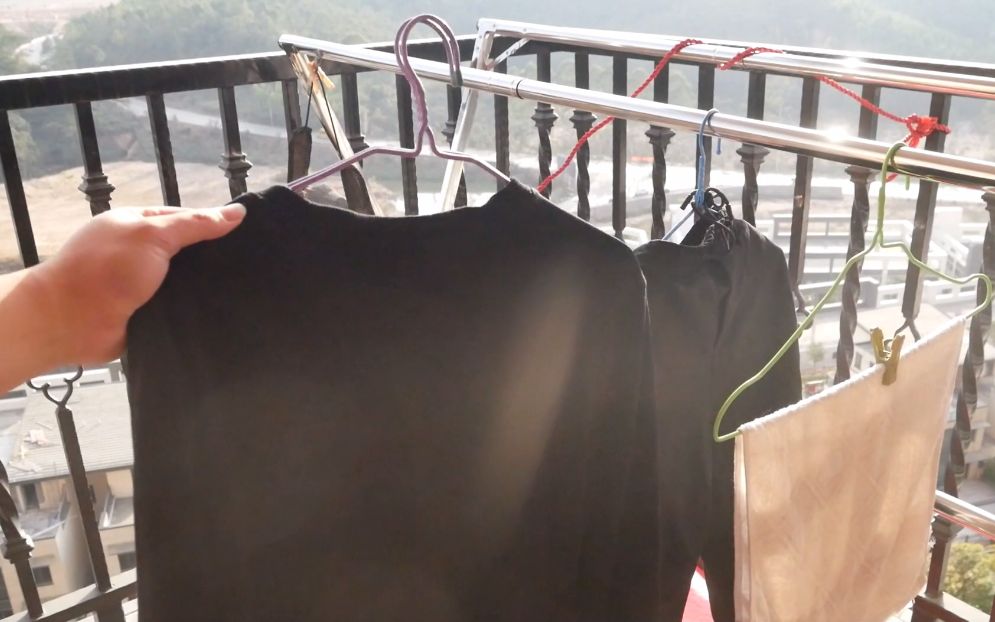 快速晾干衣服有诀窍,只需衣架上动一动,再湿的衣服也能快速晾干