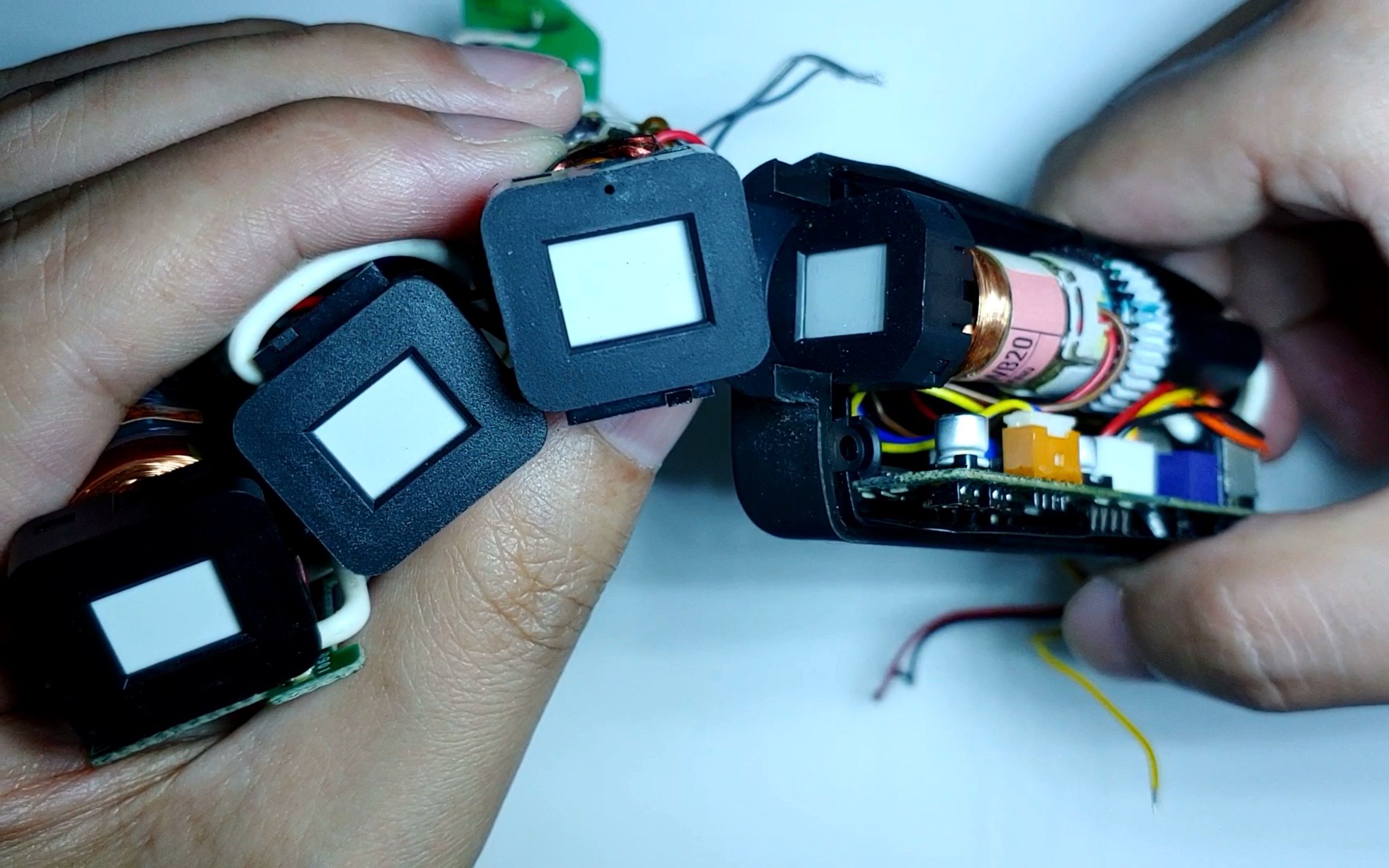 90年代日本制造的微型显像管;这是当时最先进的显示技术