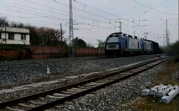 hxd2 1175牵引钢轨运输车进大弯镇站