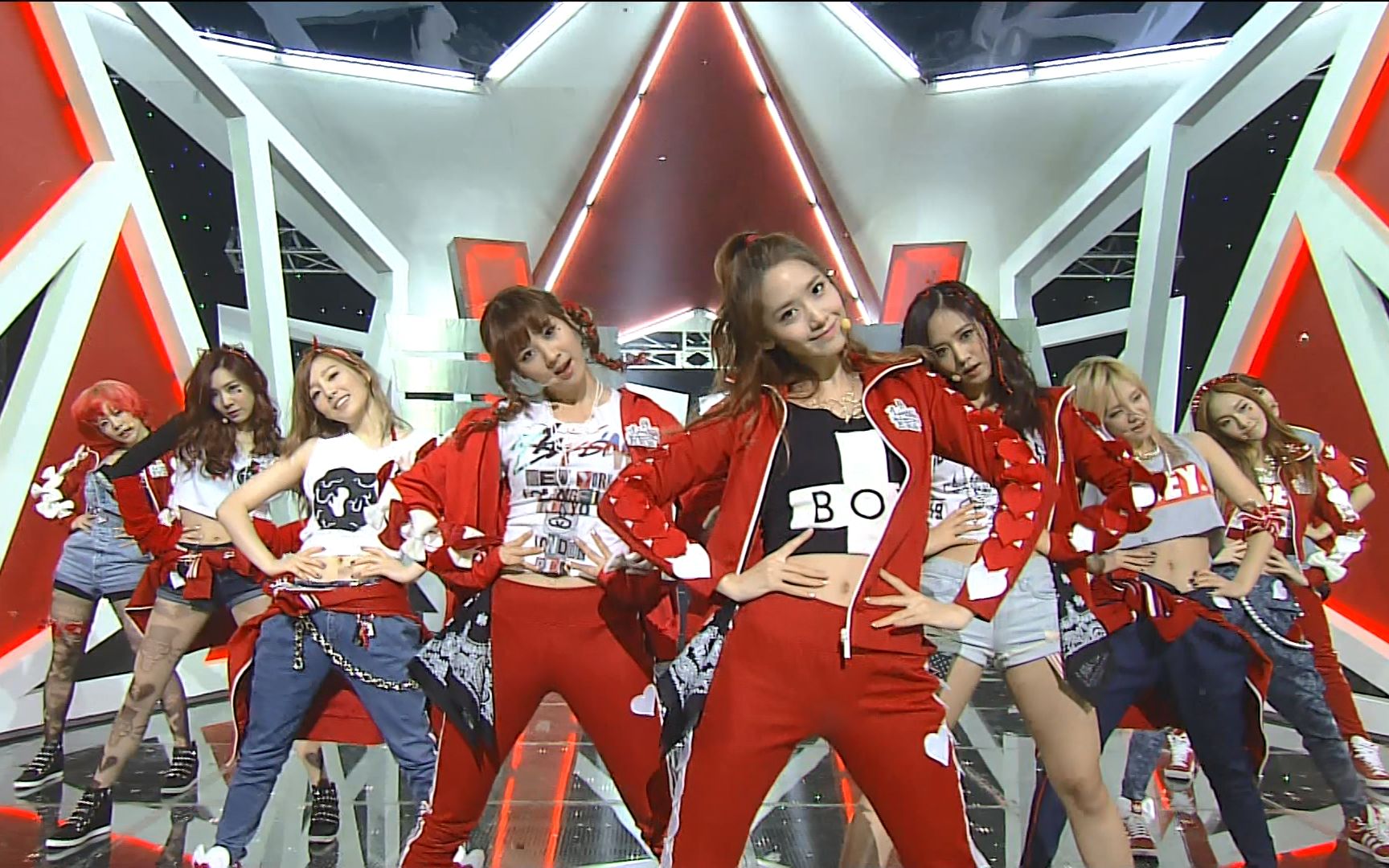 live】少女时代 - 采访 dancing queen i got a boy 采访中字 130106