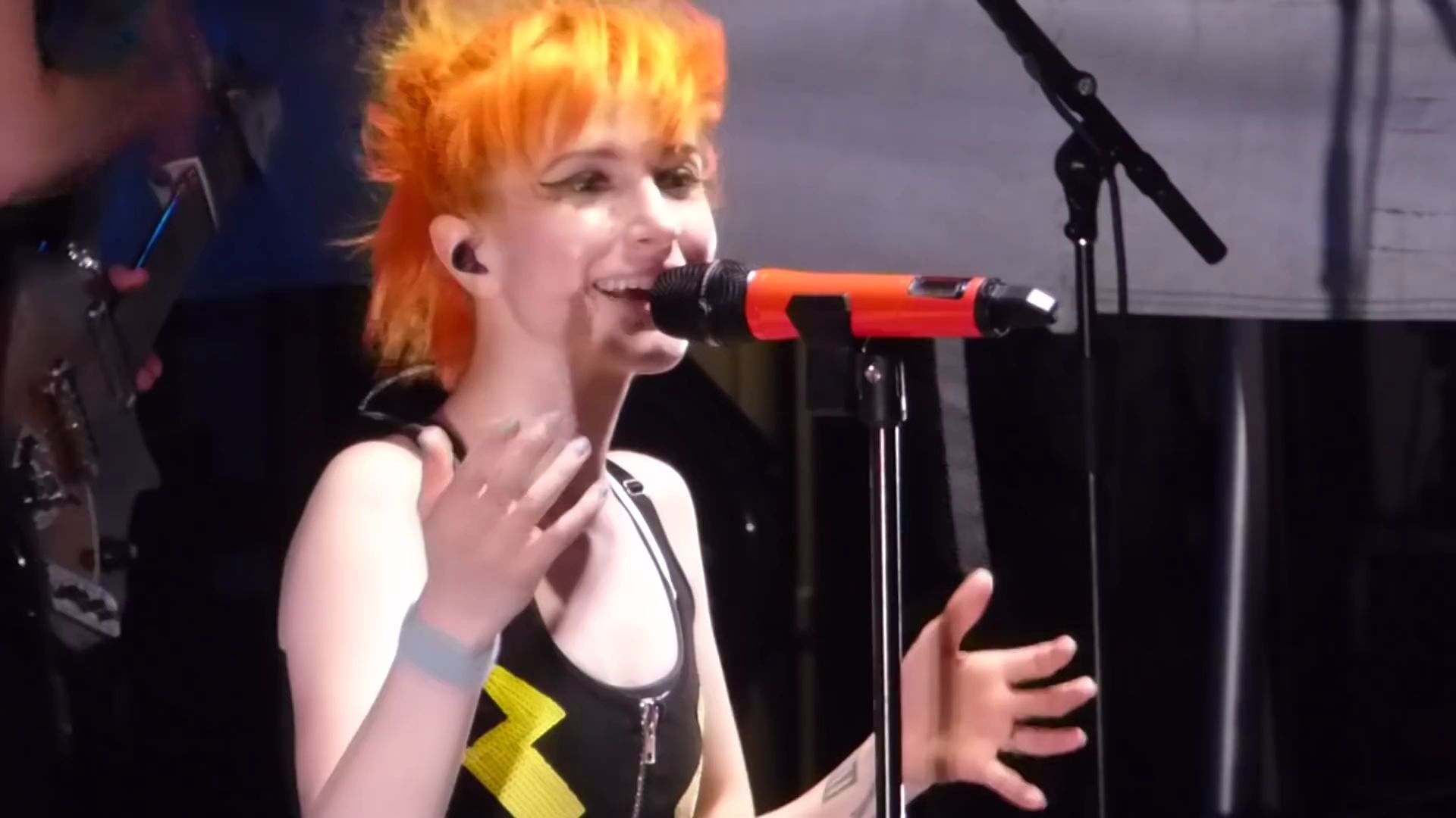 [图]1019 Paramore - Tribute to Taylor + Hate to See Your Heart Break @ Parahoy (Show