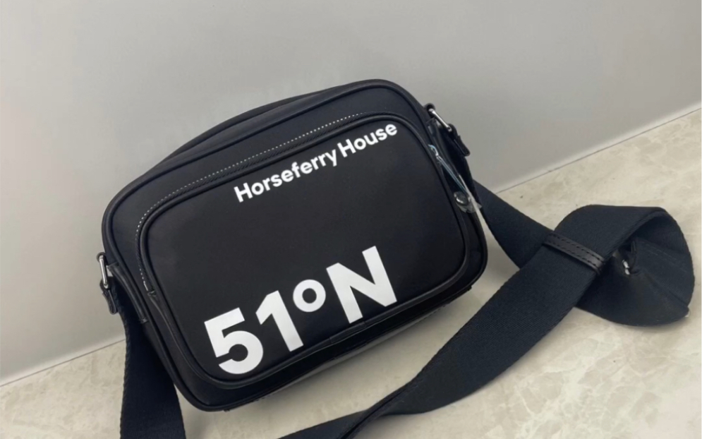 推荐高仿b家巴宝莉纯原新款男士相机包精巧的斜背包,借鉴九十年代街头