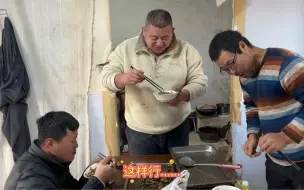 下载视频: 工地下班胖哥做牛肉炒饭，牛肉嫩米香做法还简单，有胖哥太幸福了