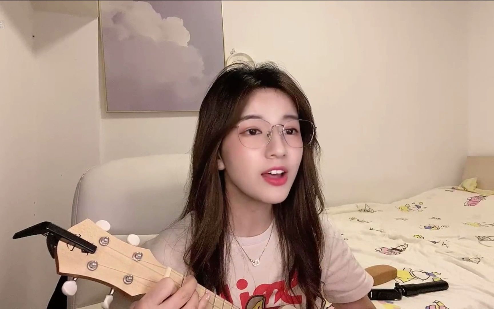 雪梨小姐姐(雪梨阿雪梨)尤克里里弹唱《浪漫手机》,有没有感觉更甜更