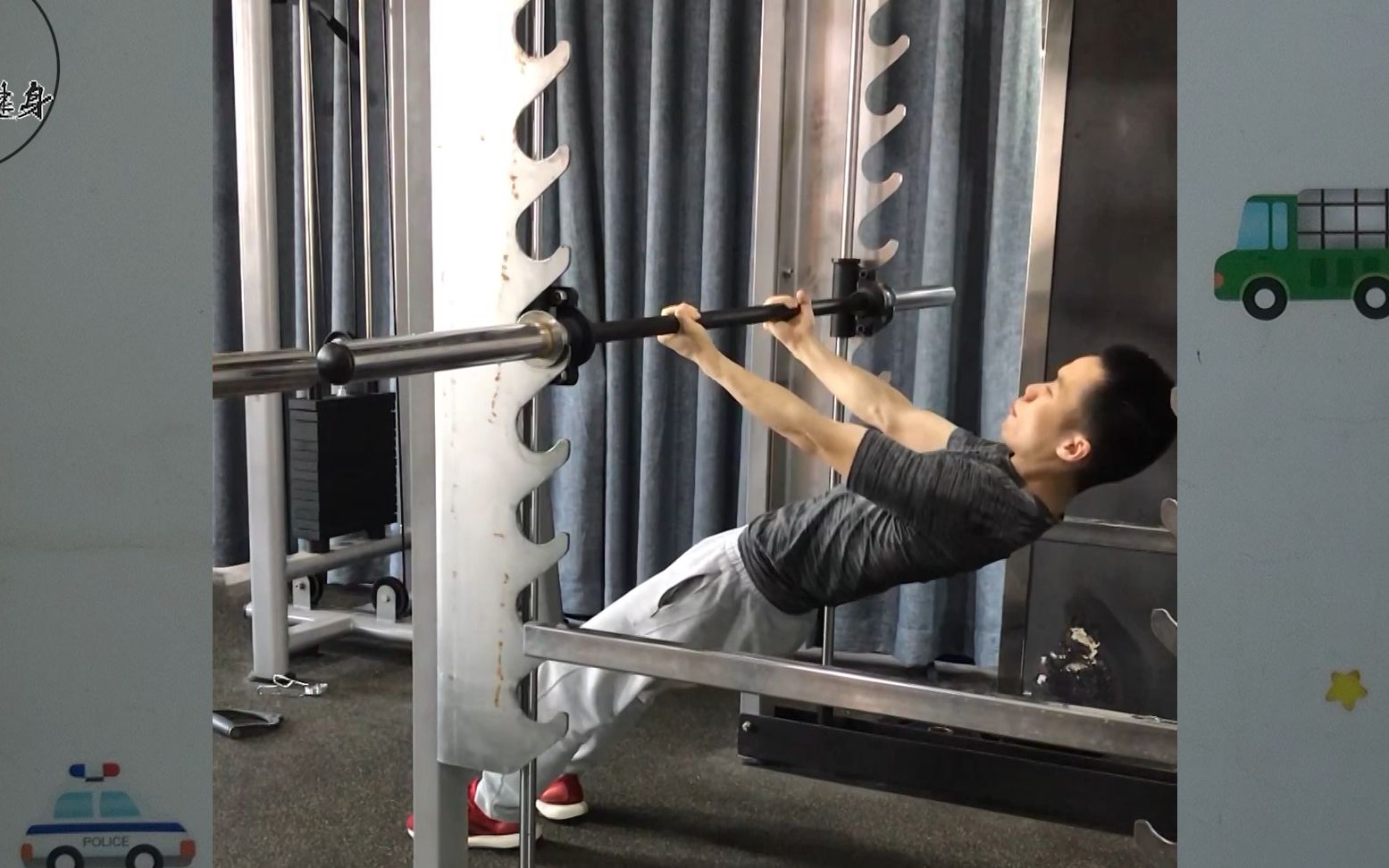 仰卧低位的单杠划船,徒手训练的人做不了引体向上,可以先做这个