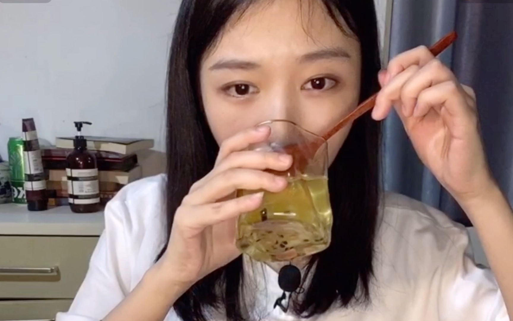 酱鱼吃八方 直播 说早睡会变白呢|单身