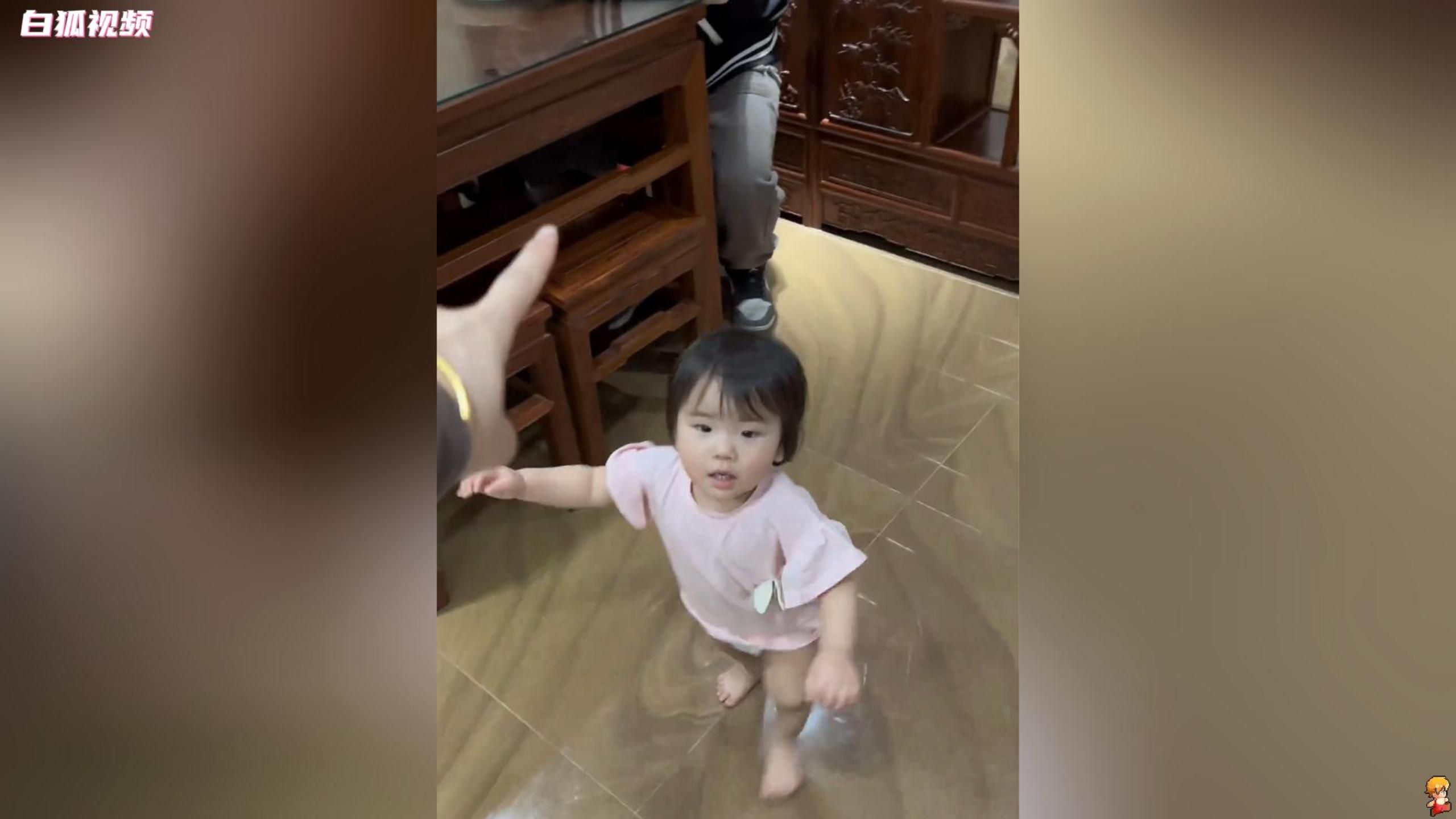 [图]孩子求抱抱爸妈互相推脱，站地上绕晕气得直跺脚：以后管子一起拔，不二话