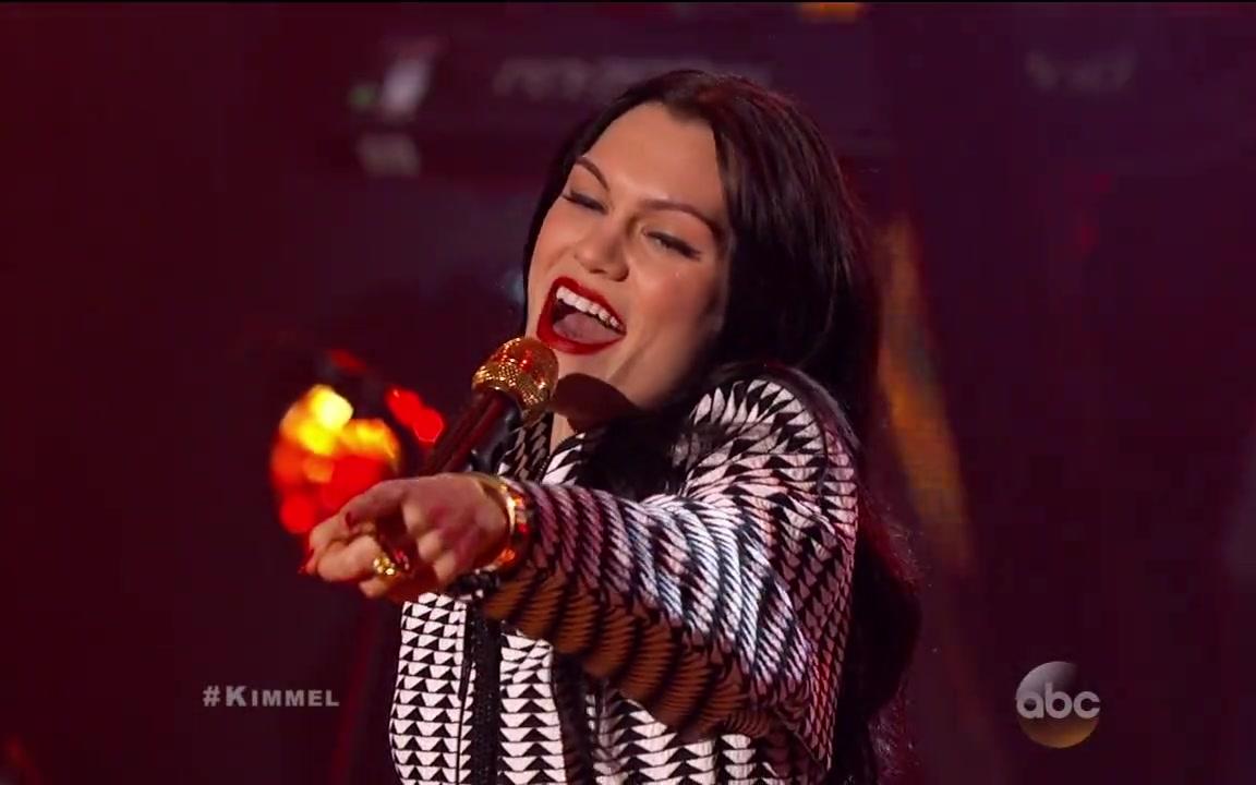 [图]【Jessie J】 现场演唱<Burnin' Up>