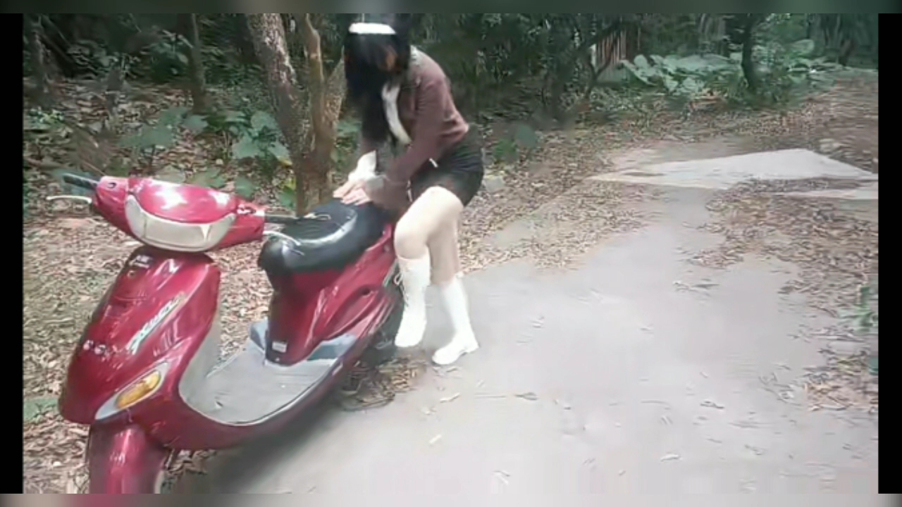 美女白色长靴换拖鞋疯狂踩发轰油踏板摩托车