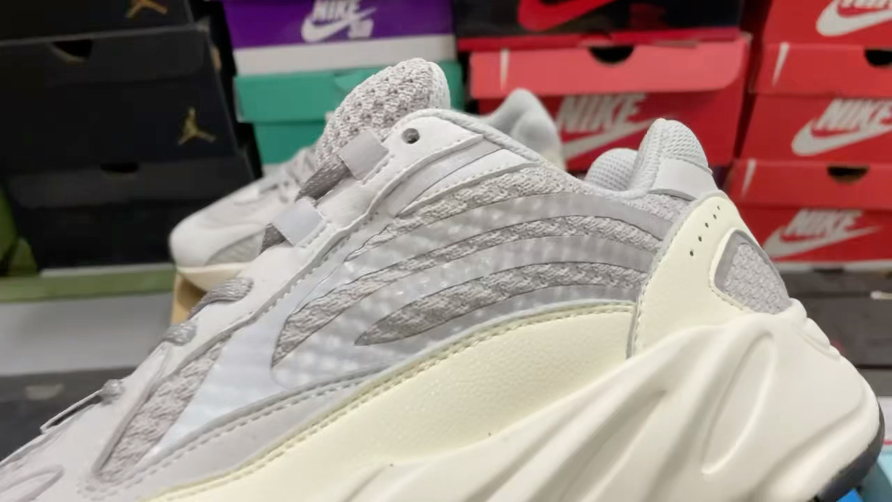 yeezy 椰子700灰白