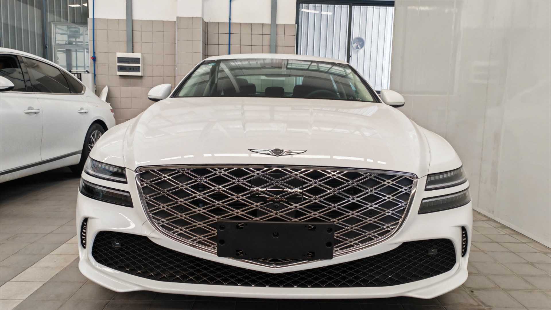 捷尼赛思g80有三种白色车漆,这是阿尔塔白