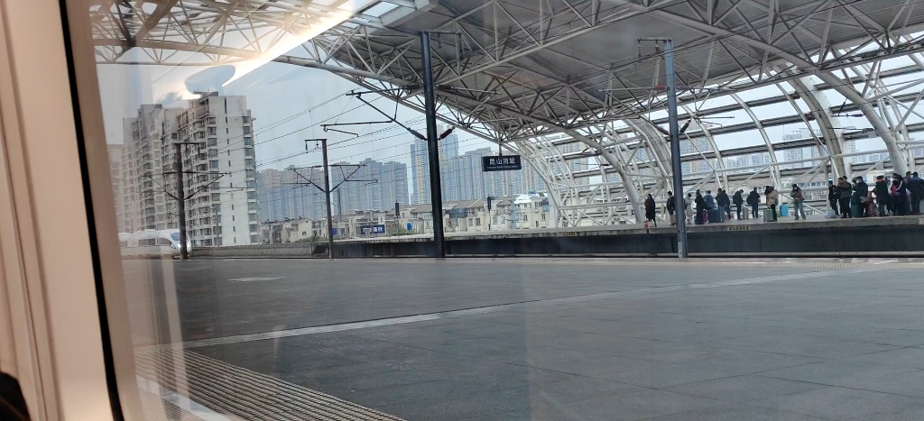 沪宁城际,上海开往盐城的g8294次列车进昆山南站