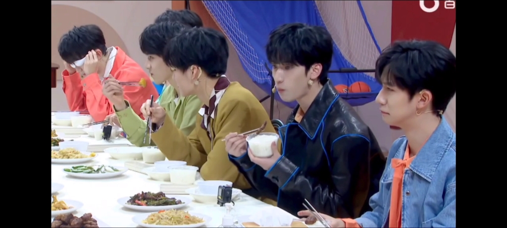 【时代少年团】吃饭是进行憋笑挑战,八仙过海,各显神通