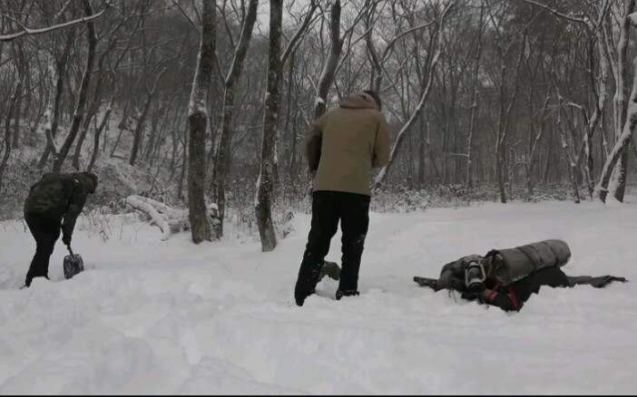 [图]雪山里露营，美食与雪地相伴