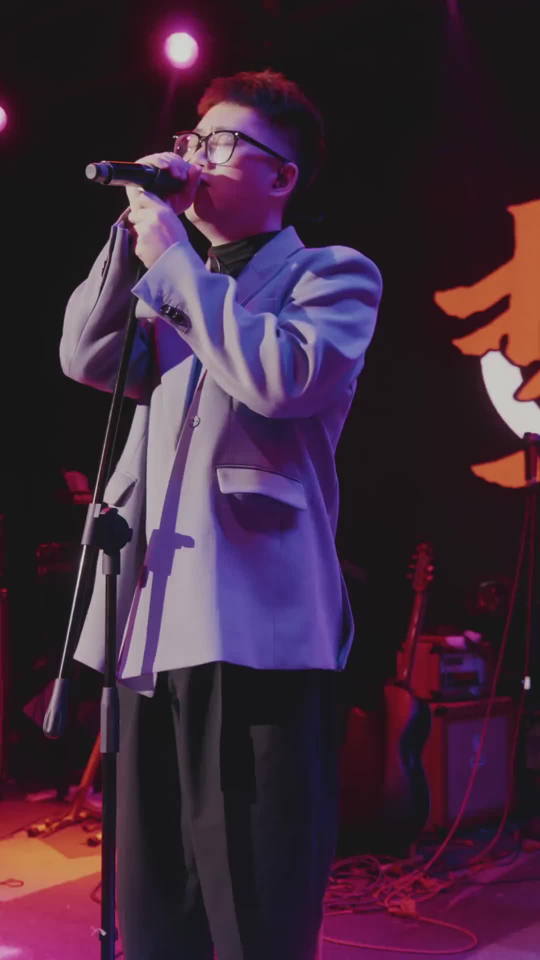 音乐现场梦田音乐总有一棵树等待春风回总有一间屋不知住着谁抖音