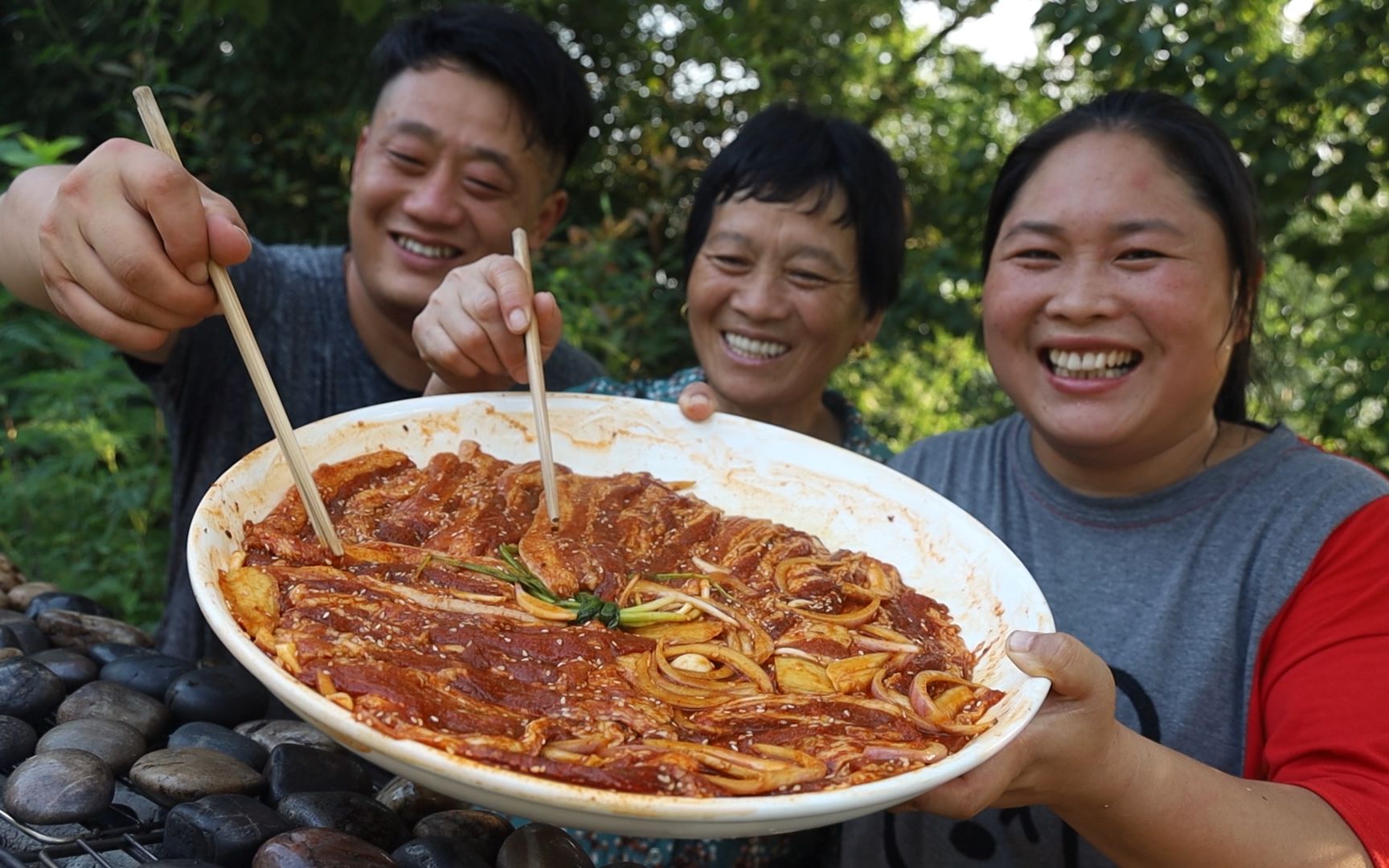 婆婆嘴馋想吃肉,胖妹搞20斤鹅暖石,做石头烤肉,焦香四溢吃过瘾哔哩哔哩bilibili