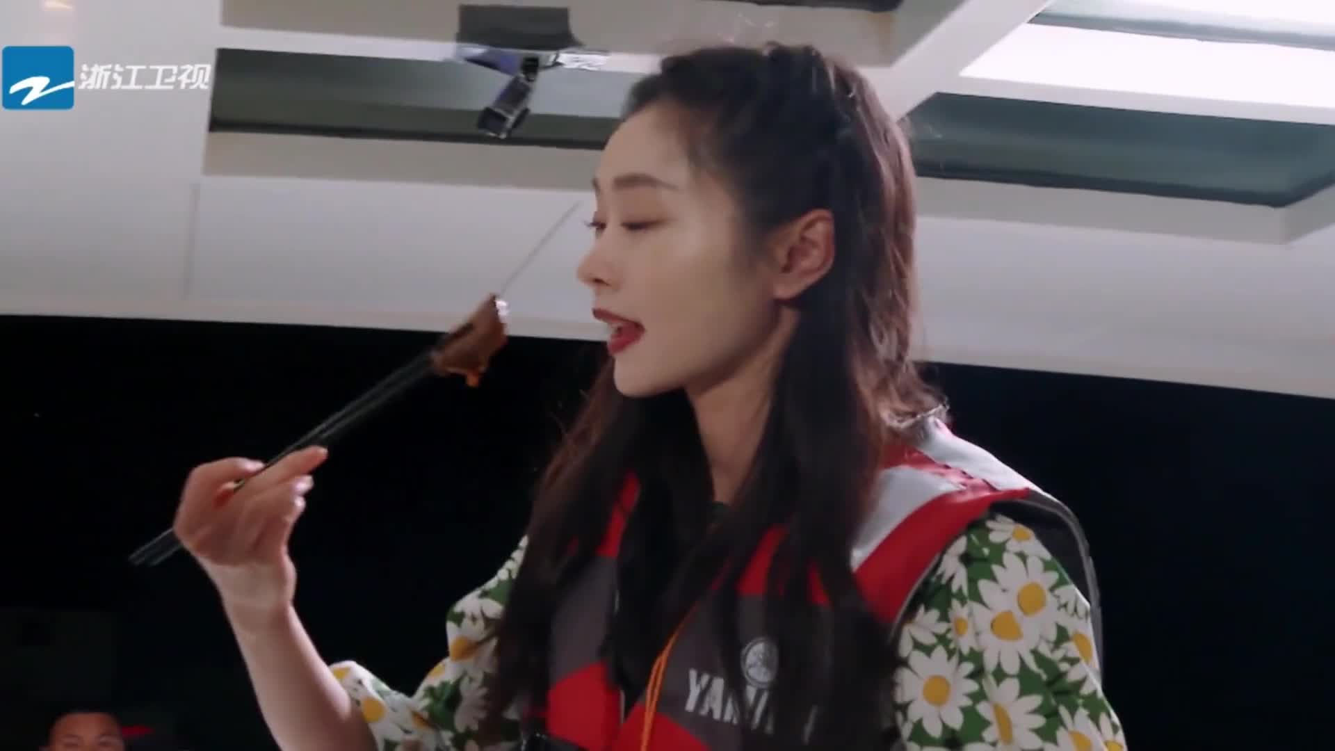 宋轶私下有多喜欢吃肉?看见烤全羊两眼放光,啃羊腿啃到满嘴流油