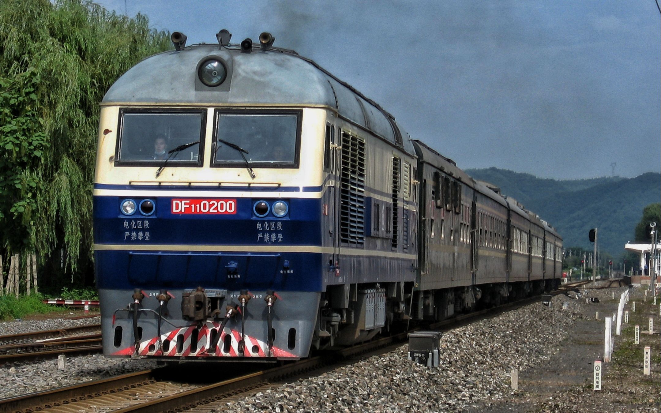 【中国铁路】沈局吉段df11-0200牵引客车k7426车次通过清原工人村道口