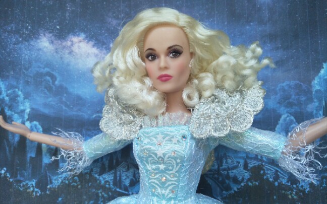 【开箱】迪士尼真人版灰姑娘仙女教母娃娃 海伦娜·伯翰·卡特 helena