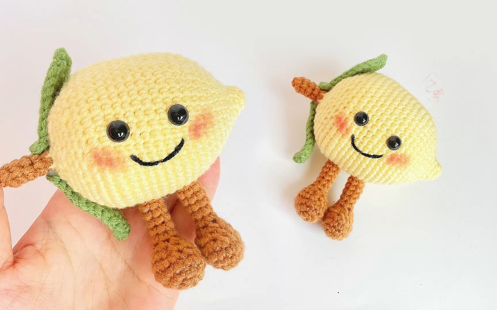 钩针编织向妮卖萌的小柠檬玩偶,呆萌的样子,可爱有趣